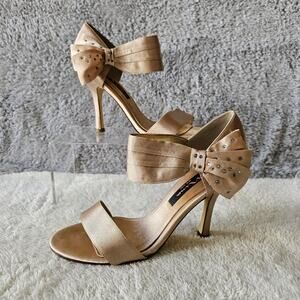 Nina Women Clova Silk Jeweled Heeled Sandals‎ Size 8M Gold Champagne Bow Pleated